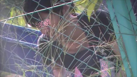 草むしり胸チラ