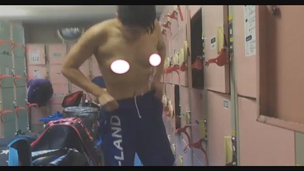 プール水着着替え